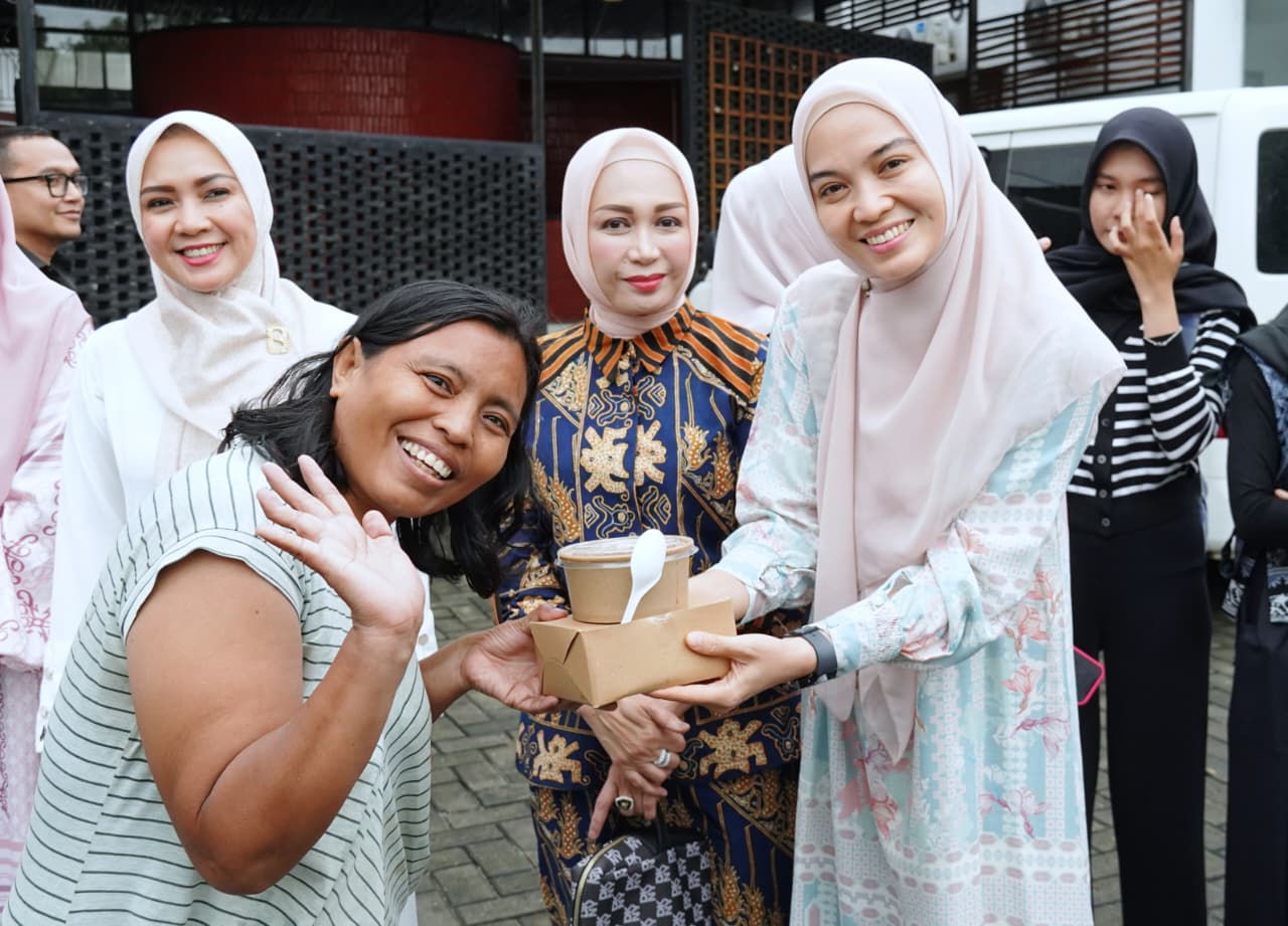 Dipimpin Purnama Wulan Sari Mirza, Dekranasda Provinsi Lampung Berbagi 1.500 Takjil di Bulan Ramadan